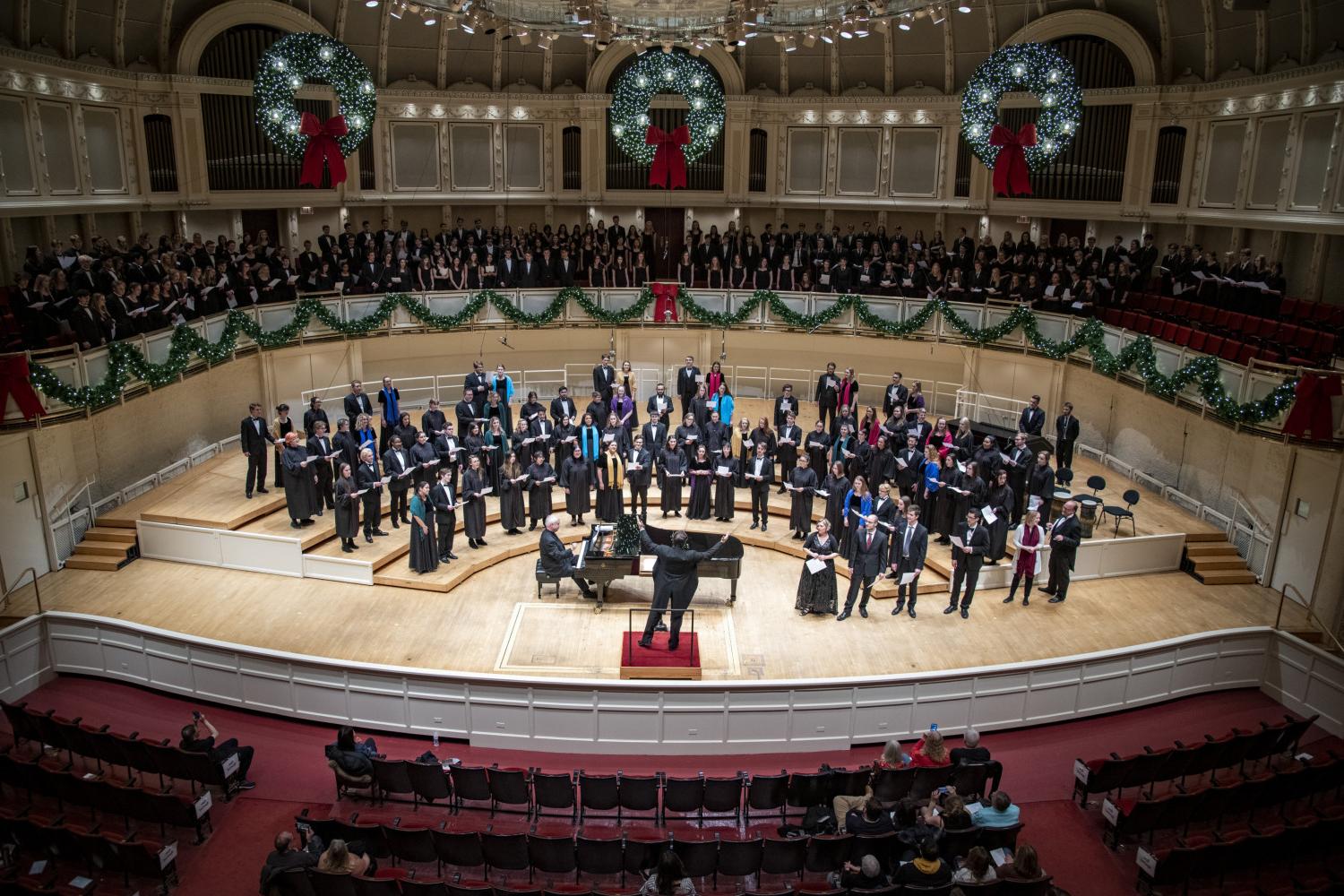 The <a href='http://dqy.frmmd.com'>bv伟德ios下载</a> Choir performs in the Chicago Symphony Hall.